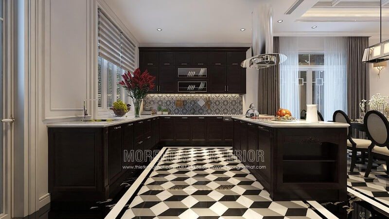 Không gian nhà bếp sẽ trở nên sang trọng hơn khi hệ thống tủ bếp bằng gỗ tự nhiên màu đen được kết hợp với màu trắng của tường nhà và kính ốp bếp. Để giúp bà nội trợ trưng bày đồ ăn và thỏa sức trổ tài, tủ bếp được thiết kế như một chiếc bàn đa năng.